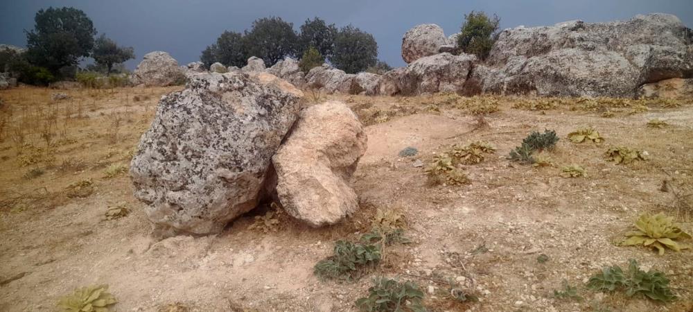 Depremde yerinden oynayan kayalar faciaya davet çıkarıyor